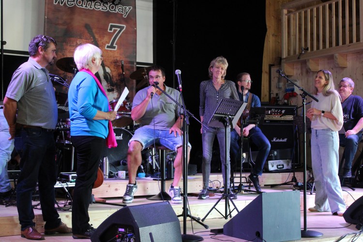 Elisabeth Dietz (im Bild) und Irene Zangl vom Katholischen Frauenbund Teunz, überbrachten 5000 Euro aus dem Diözesan-Fonds "Frauen helfen Frauen in Not".