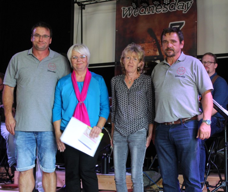 Elisabeth Dietz (im Bild) und Irene Zangl vom Katholischen Frauenbund Teunz, überbrachten 5000 Euro aus dem Diözesan-Fonds "Frauen helfen Frauen in Not".