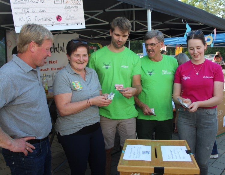 Eine Delegation der Hubertus-Schützen Guteneck-Oberkatzbach überbrachte viele Scheine als Spende.