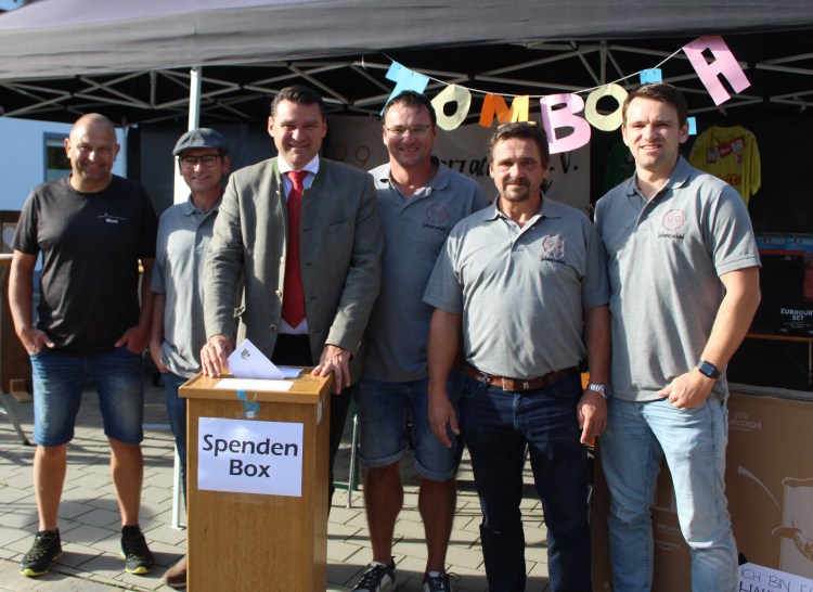 Schwandorfs Landrat Thomas Ebeling brachte eine Spende mit