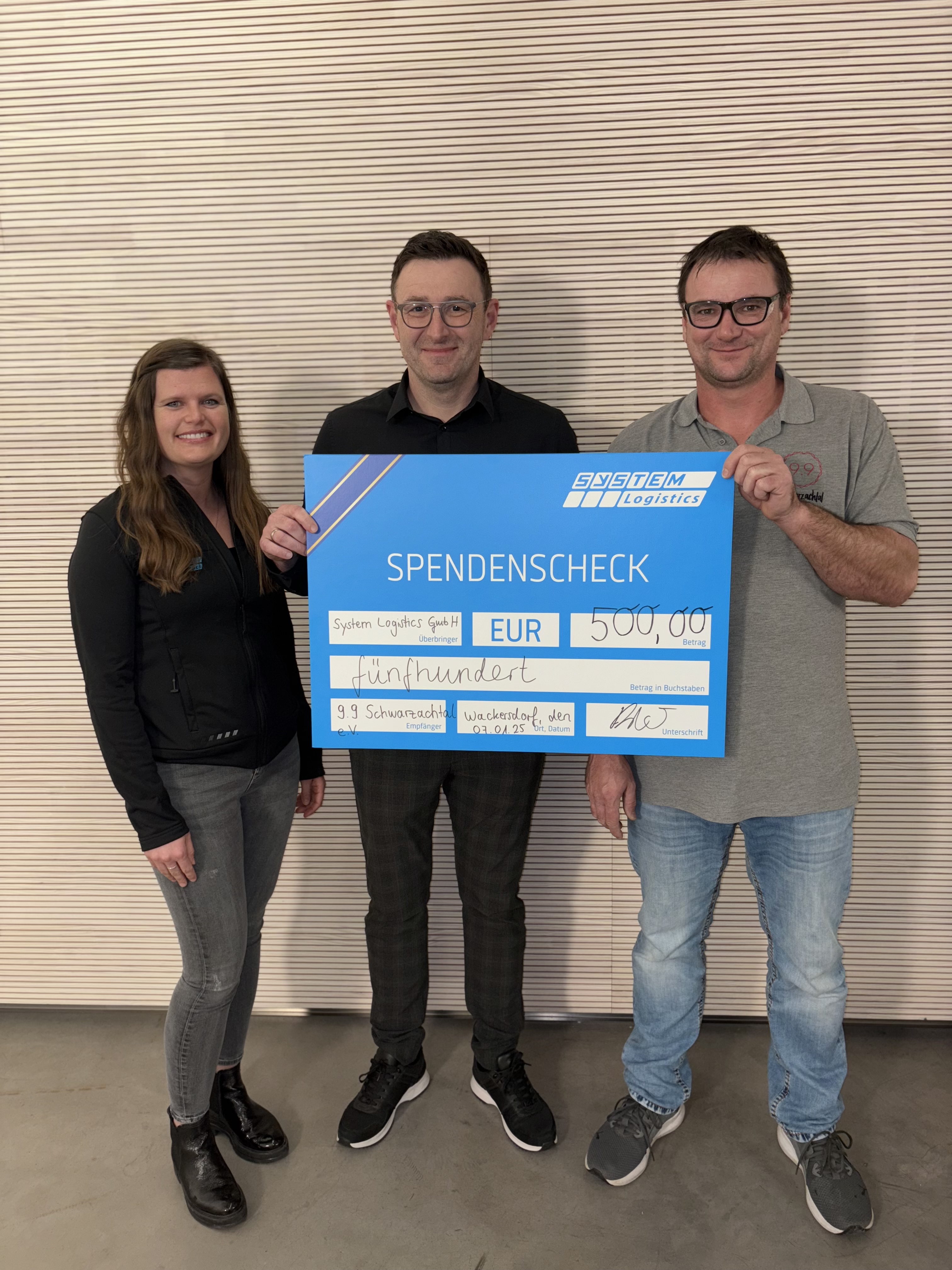 (Von links) Kerstin Mutzbauer (Marketing System Logistics GmbH), Andreas Kiener (Leiter Tech PLC Applications System Logistics GmbH), Daniel Maierhofer (1. Vorsitzender 9.9.). Foto: System Logistics GmbH